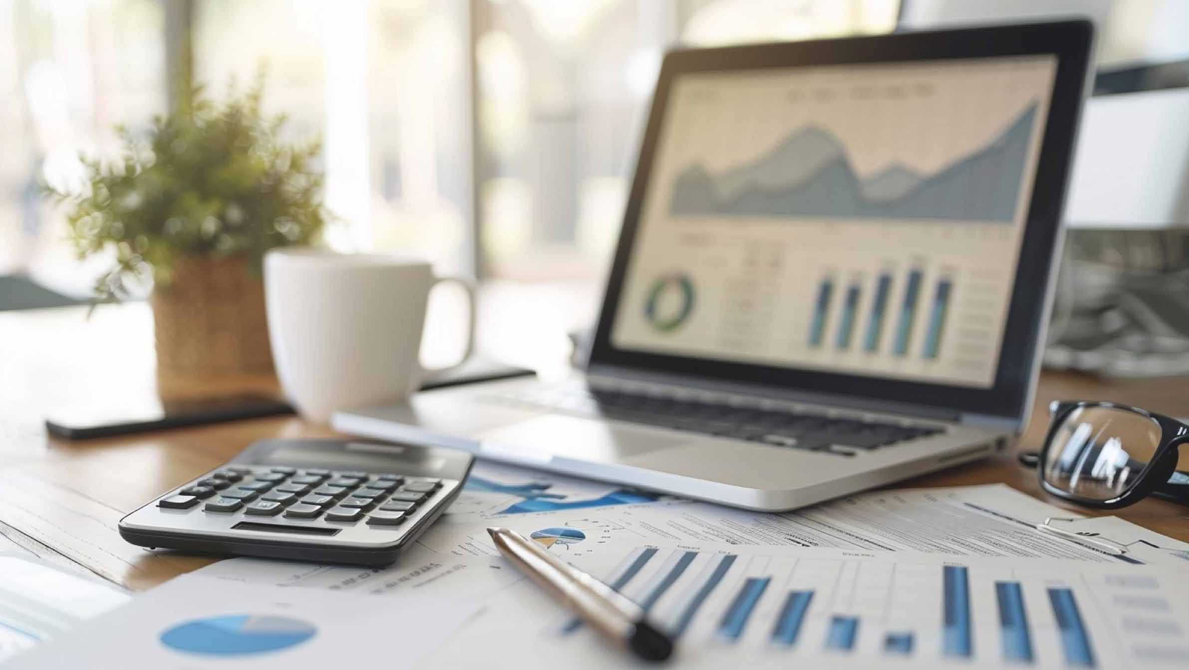 Kontorplass med mac og kalkulator